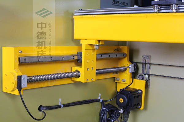 ZDPK-10032X軸配有滾珠絲桿及直線導軌，大功率伺服電機，鋼絲同步帶，能顯著提升X軸定位精度及速度
