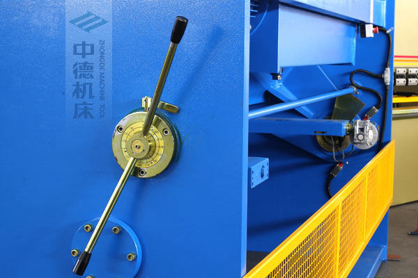 ZDS-632剪板機刀片間隙手動調(diào)節(jié)器，刻度清淅，調(diào)節(jié)省力又簡便.jpg