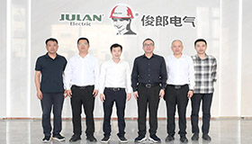 樂(lè)清市委常委、柳市鎮(zhèn)黨委書(shū)記陳鵬蒞臨俊郎電氣考察指導(dǎo)